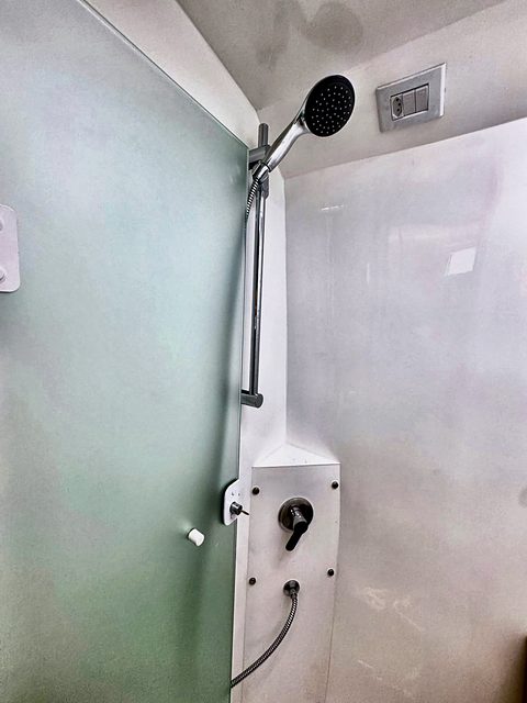 Box de chuveiro separado com acabamento em inox