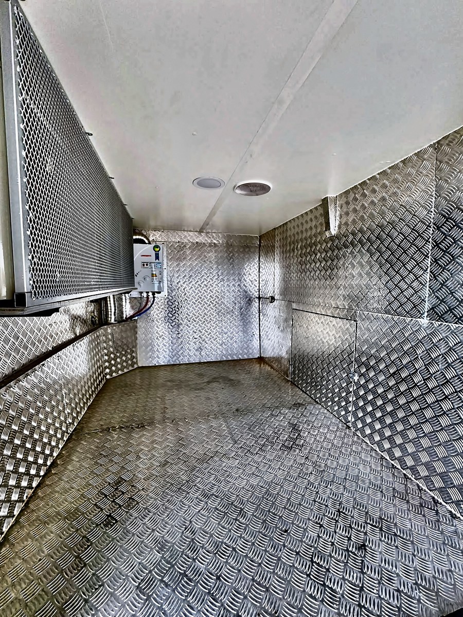 Garagem interna extra grande com piso em alumínio